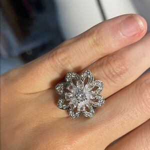 Elegant Silver Floral Ring